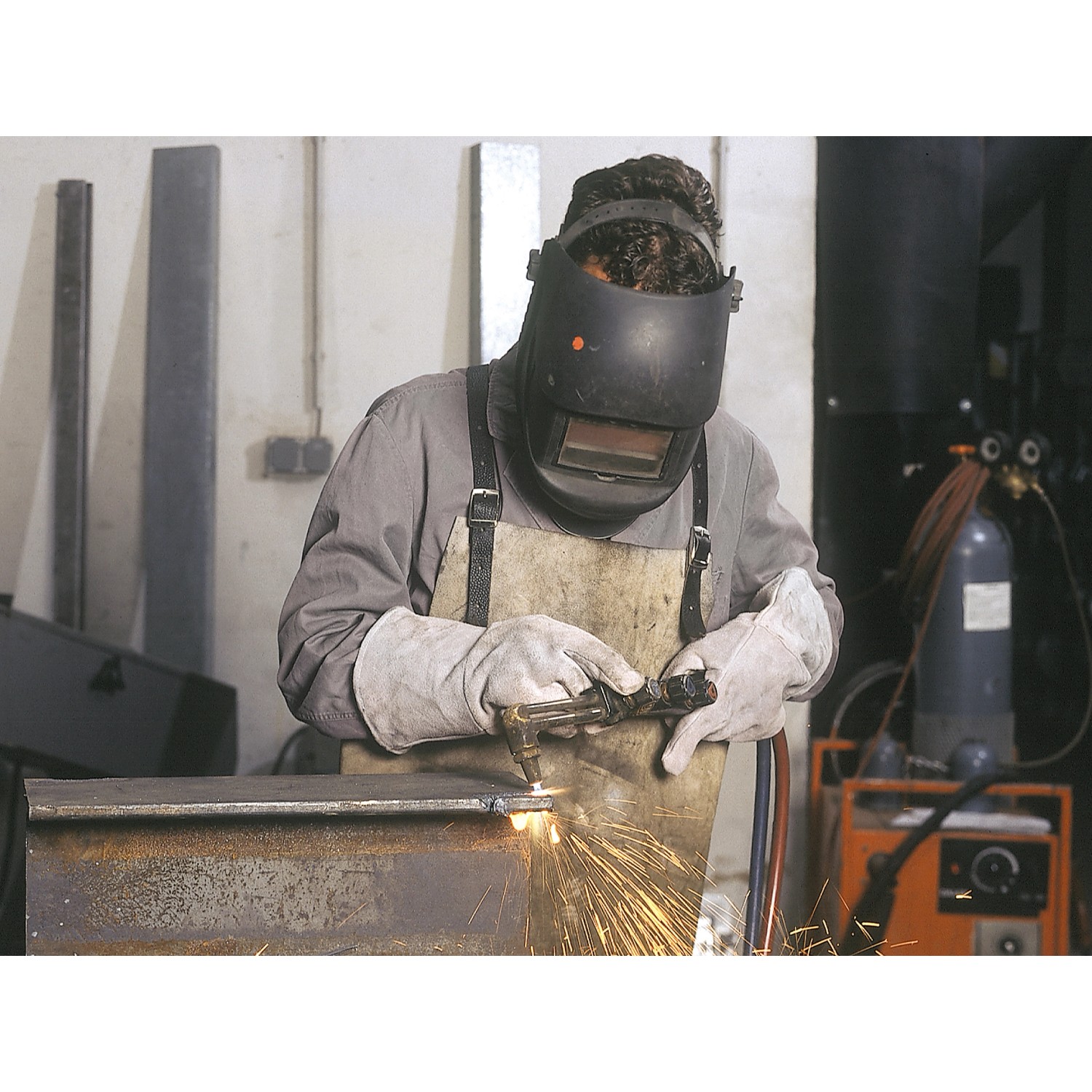 Schweißer mit LUX Arbeitshandschuhen Comfort Lang Gr. 10 beim Schweißen.