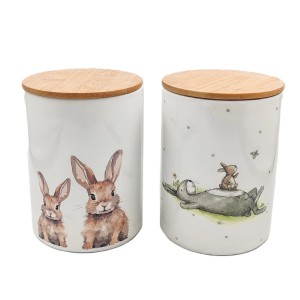 Zwei weiße Vorratsdosen Knuffi von Boltze mit Hasenmotiven und Bambusdeckel.