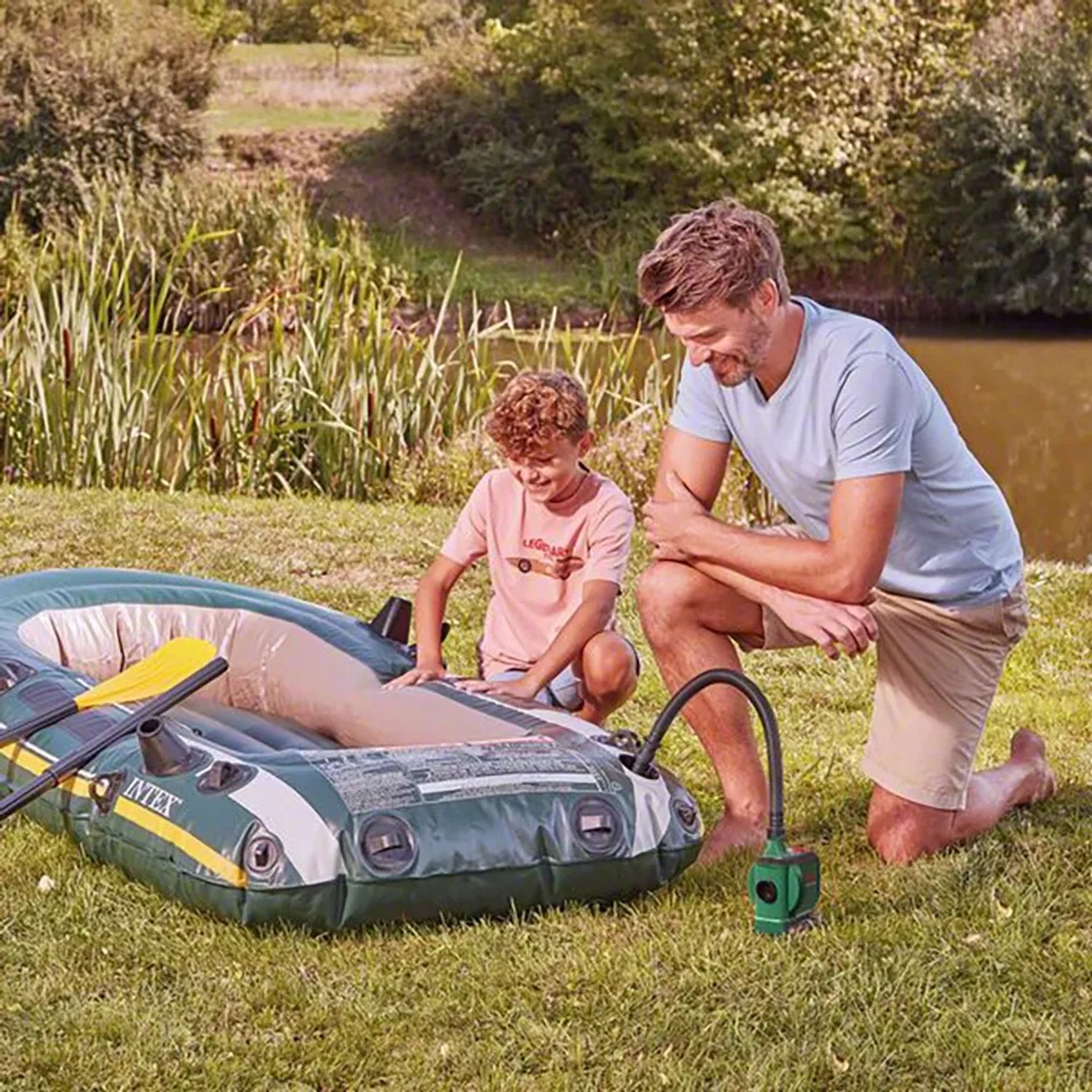 Bosch EasyInflate 18V-500 Akku-Luftpumpe beim Aufpumpen eines Schlauchboots im Freien.