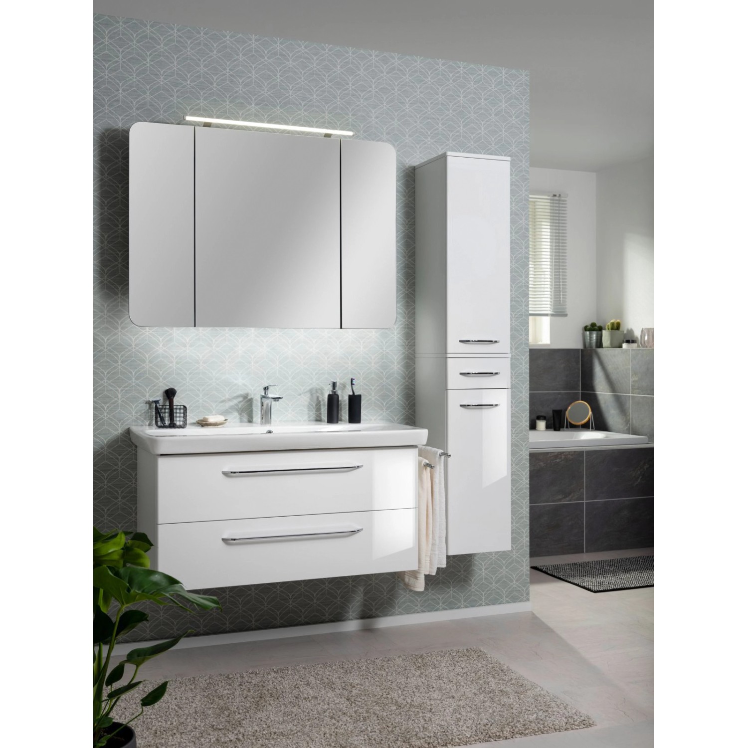 Fackelmann Keramik-Waschbecken Milano, 107,5 cm, weiß, mit Unterschrank und Spiegelschrank im Badezimmer.