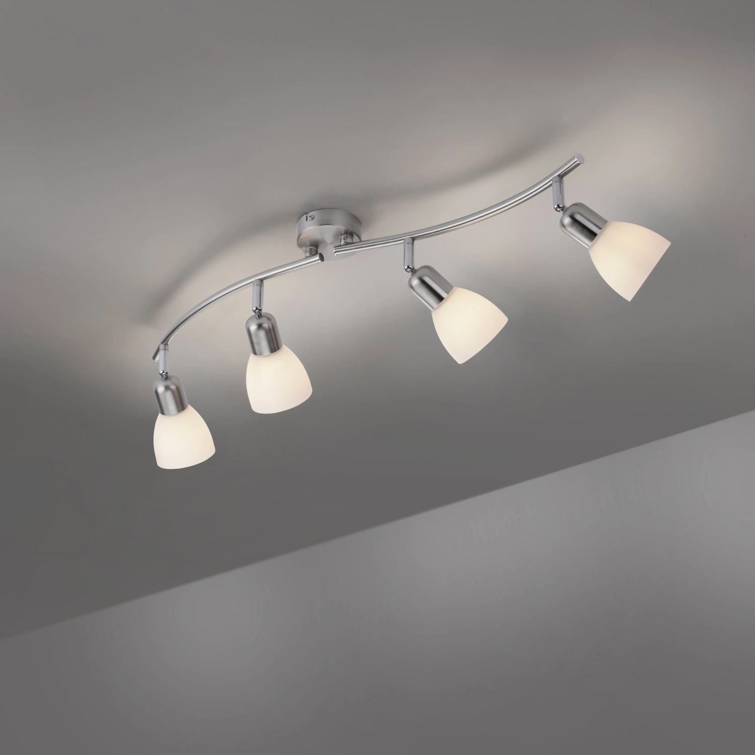 Stahlfarbener Just Light Spot Karo mit vier Leuchten, 90x21 cm, für flexible Beleuchtung.