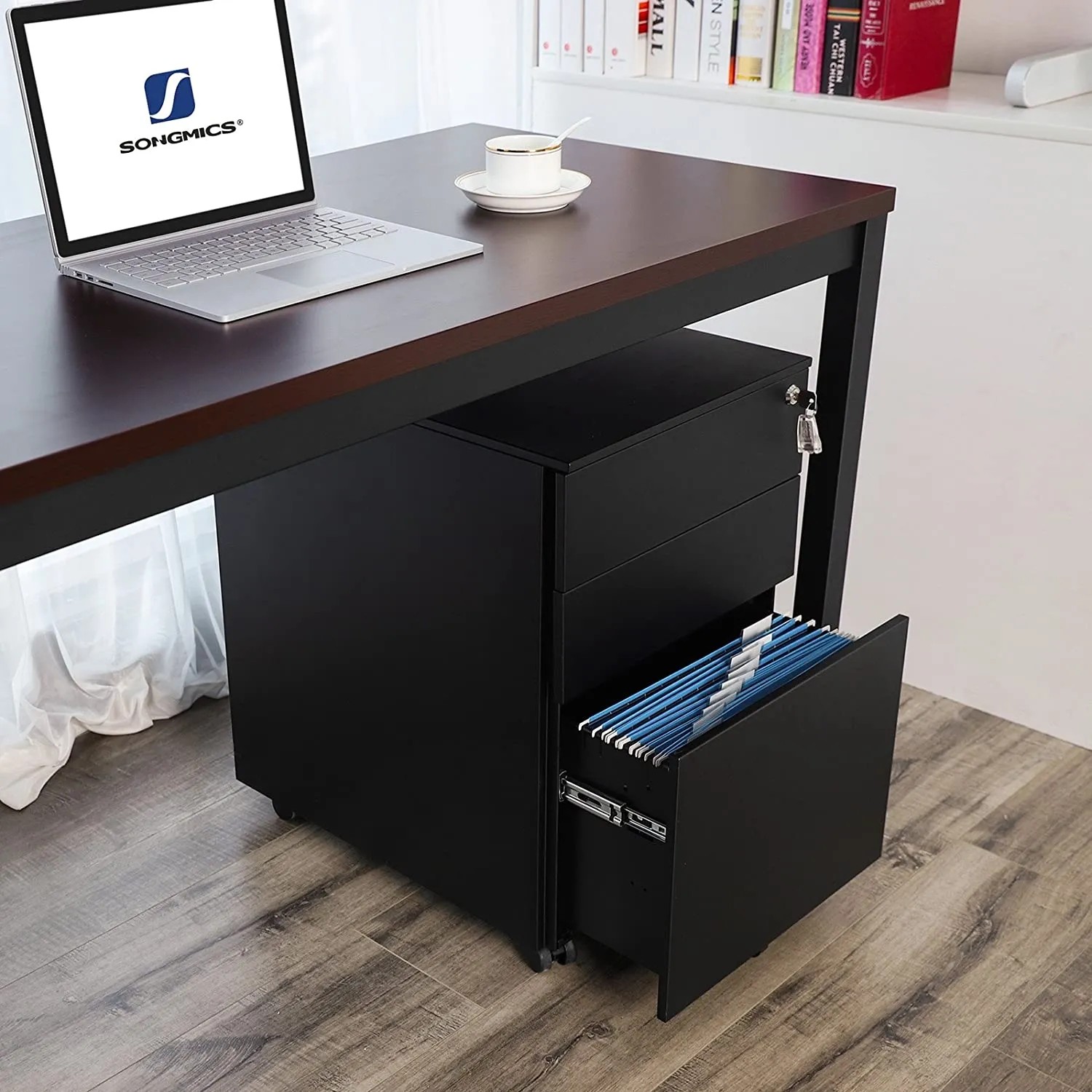 Schwarzer Songmics Rollcontainer (52x39x60 cm) mit 3 Schubladen unter Schreibtisch.