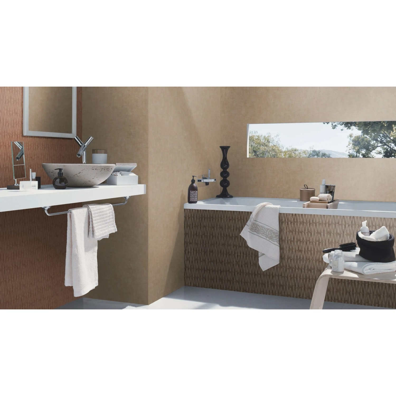 Badezimmer mit Rasch Vliestapete Factory IV 429299 in Mattgold. Dekorative Uni-Tapete im modernen Bad.