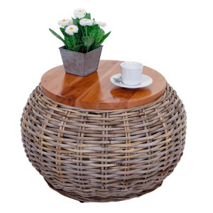 Runder MCW Beistelltisch M30 aus Rattan mit Mahagoni-Tischplatte, dekoriert mit Pflanze und Tasse.