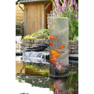 Acqua Arte Fischsäule im Gartenteich mit Goldfischen. Dekorative Teichdeko.
