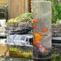 Acqua Arte Fischsäule im Gartenteich mit Goldfischen. Dekorative Teichdeko.
