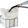 Wenko Vakuum Soft Box S: Weiße Textilbox mit Vakuumsack und Staubsauger zum platzsparenden Aufbewahren.