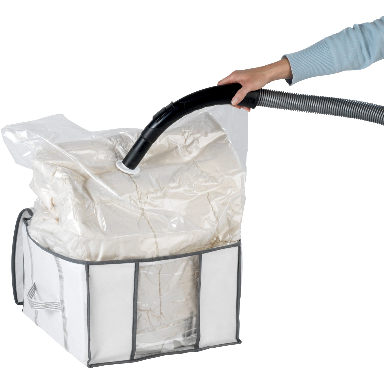 Wenko Vakuum Soft Box S: Weiße Textilbox mit Vakuumsack und Staubsauger zum platzsparenden Aufbewahren.