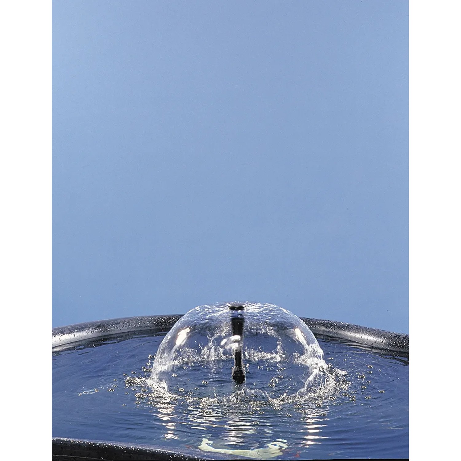 Ubbink Elimax 2500 Springbrunnenpumpe im Betrieb mit Wasserfontäne im Gartenteich.