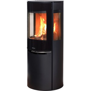 Schwarzer Aduro 9.5 Kaminofen aus Stahl, 6 kW, mit Automatik und brennendem Holz.