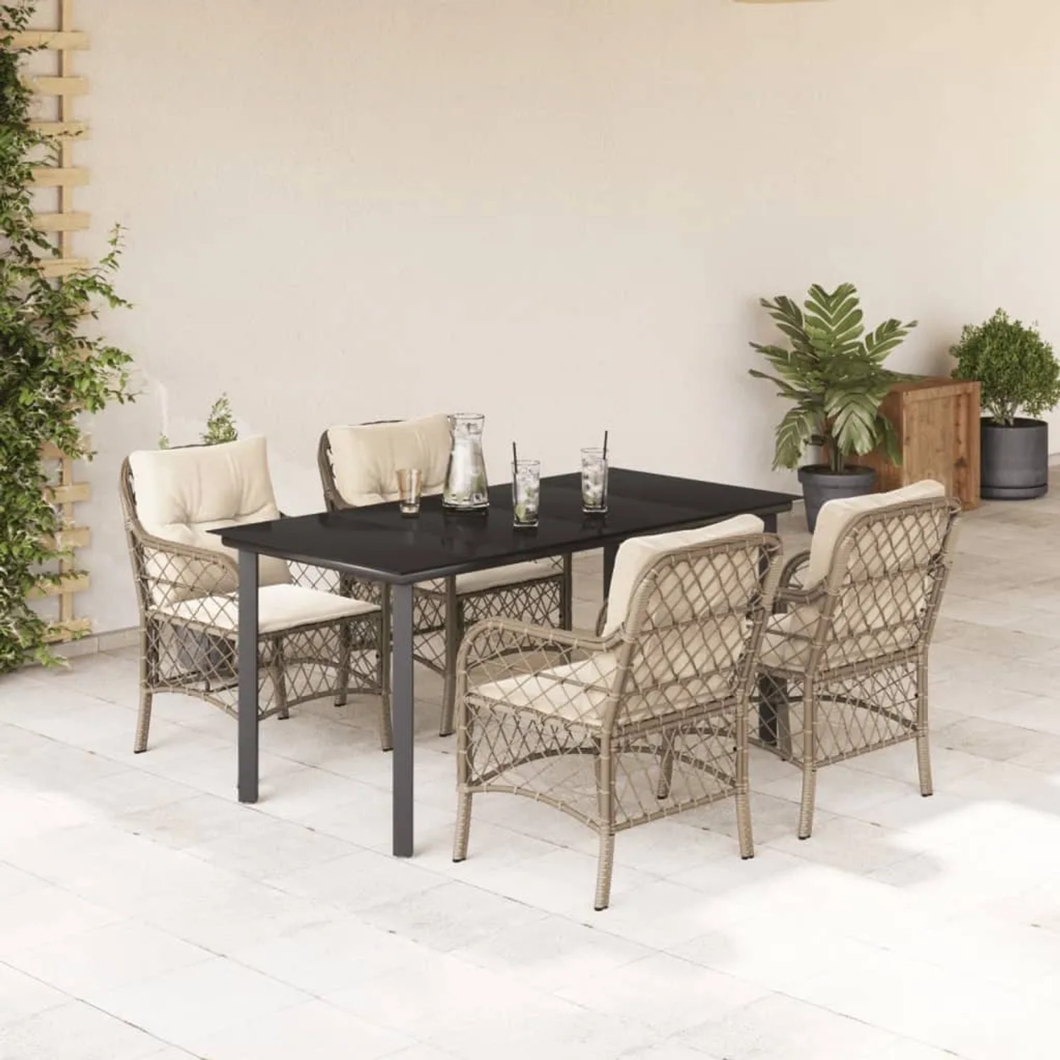 5-teilige Garten Essgruppe mit beigen Kissen und Poly Rattan Geflecht.