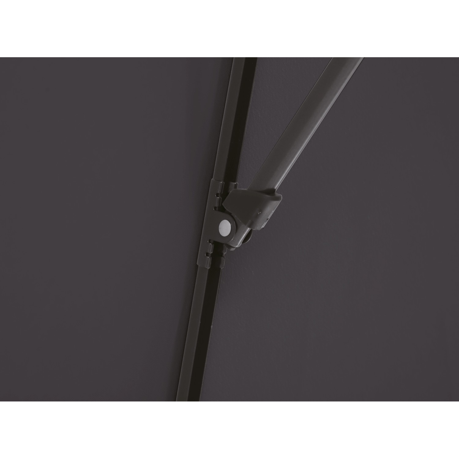 Detailaufnahme: Anthrazitfarbener Marktschirm (140x210 cm) mit Neigungsfunktion, Fokus auf Gelenk.