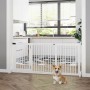 Weißes PawHut Hundegitter aus Holz mit Tür im Türrahmen. Corgi davor. Verstellbares Absperrgitter.