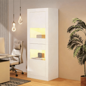 Weiße Vitrine mit LED-Beleuchtung und Glasböden in modernem Wohnzimmer. Bietet stilvollen Stauraum.