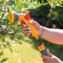 Hozelock Bewässerungs-Set: Schlauchpistole und Kupplung in Händen vor Grün.