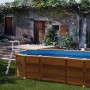 Ovaler Gre Pool Amazonia mit Holzoptik, Leiter und Sandfilteranlage im Garten.
