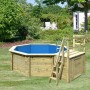 Karibu Holzpool Modell 1 B Set KDI mit Leiter und blauem Innenbecken im Garten.