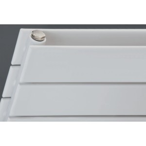 Detailansicht: Weißer Ximax Raumheizkörper P1 Duplex Horizontal mit Paneelprofilen.