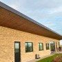 Haus mit Akustikpaneelen aus Thermoholz Kiefer an der Decke