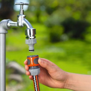 Gardena Schlauchstück (1/2, 5/8) wird an Wasserhahn angeschlossen.