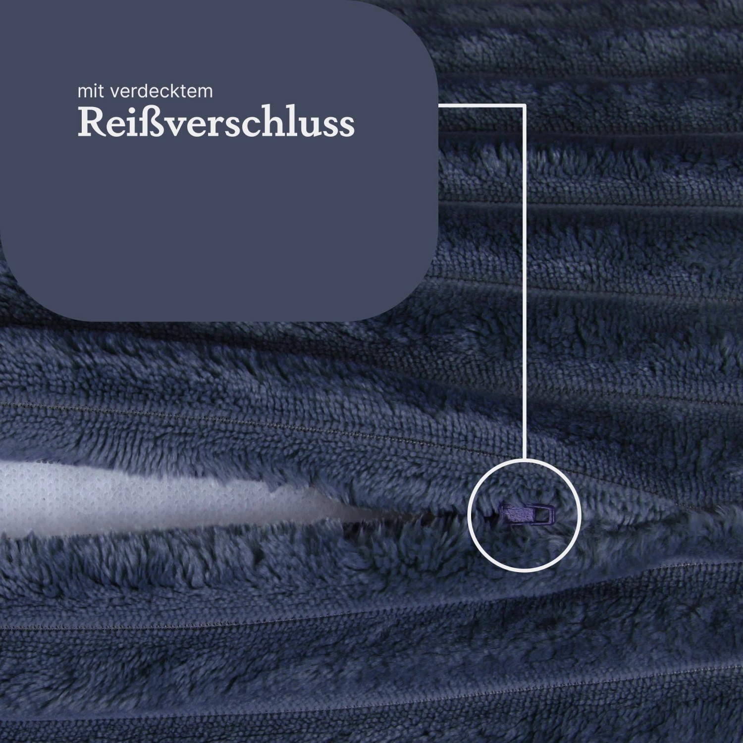 Detailaufnahme: Bestlivings Sofakissen Cord Optik Mitternachtsblau mit verdecktem Reißverschluss.