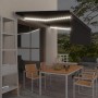Anthrazit Markise mit Rollo und LED Beleuchtung über einer Terrasse mit Tisch und Stühlen.