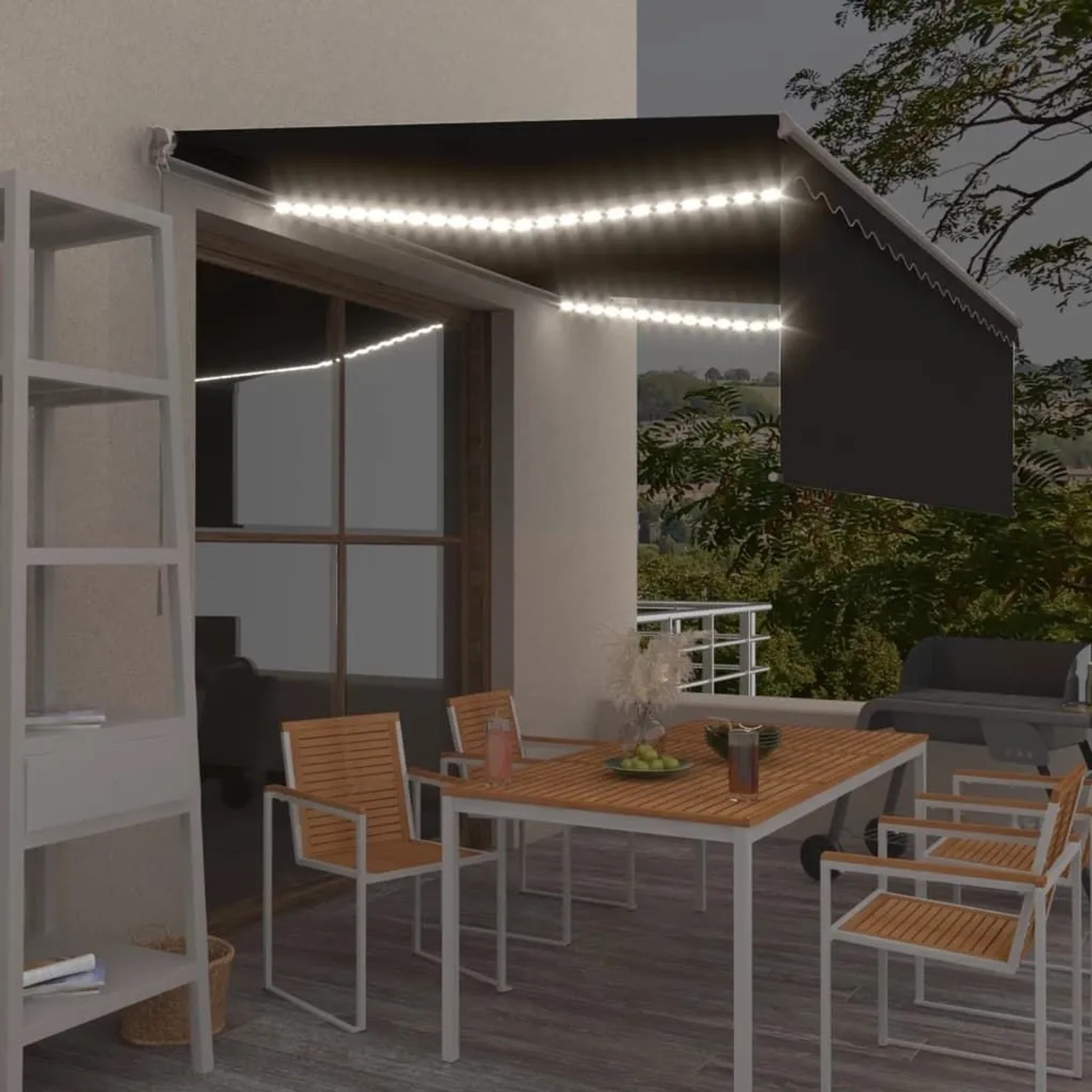Anthrazit Markise mit Rollo und LED Beleuchtung über einer Terrasse mit Tisch und Stühlen.