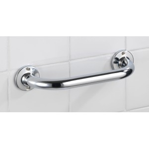 Wenko Badewannengriff Basic, 25 cm, Edelstahl hochglanzpoliert, montiert an weißer Wand.