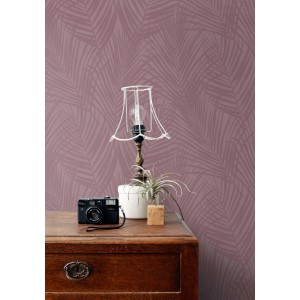 ESTAhome Vliestapete mit Palmblättern in Aubergineviolett. Dekorative Wandgestaltung.