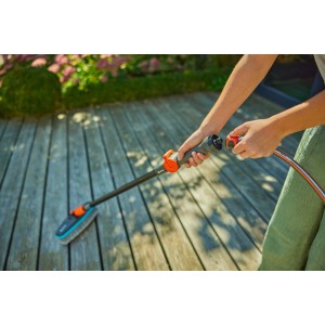 Gardena Cleansystem Stielbürste Soft in Anthrazit beim Anschluss an einen Gartenschlauch.