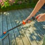 Gardena Cleansystem Stielbürste Soft in Anthrazit beim Anschluss an einen Gartenschlauch.