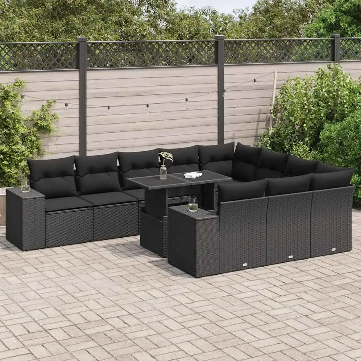 Schwarze 11-tlg. vidaXL Garten-Sofagarnitur aus Poly Rattan mit Tisch und Kissen.