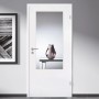Weiße Zimmertür mit Skyscope Lichtausschnitt aus klarem ESG Glas, modernes Design.