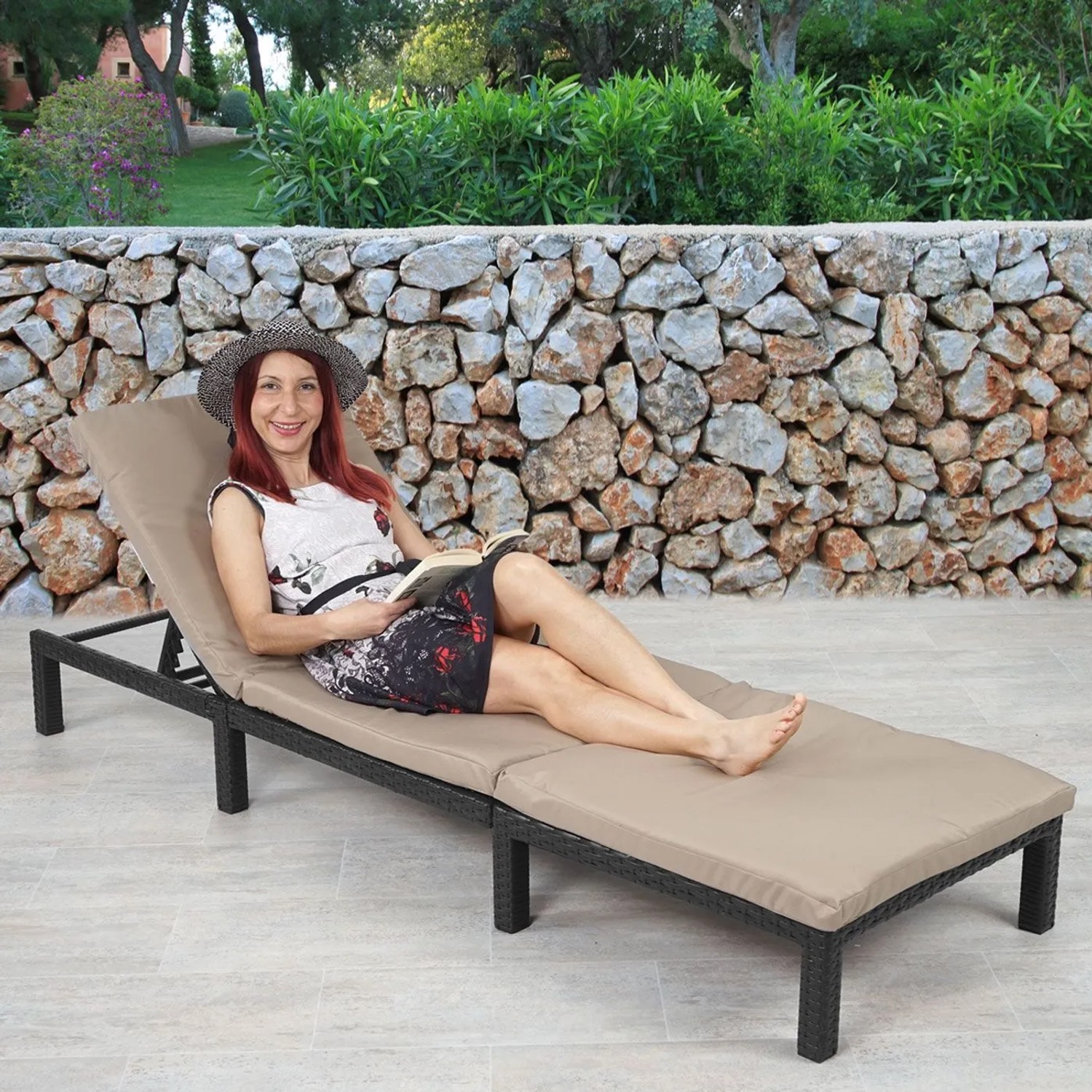 MCW Poly-Rattan Sonnenliege Anthrazit mit cremefarbenem Kissen, verstellbar, für Garten & Terrasse.