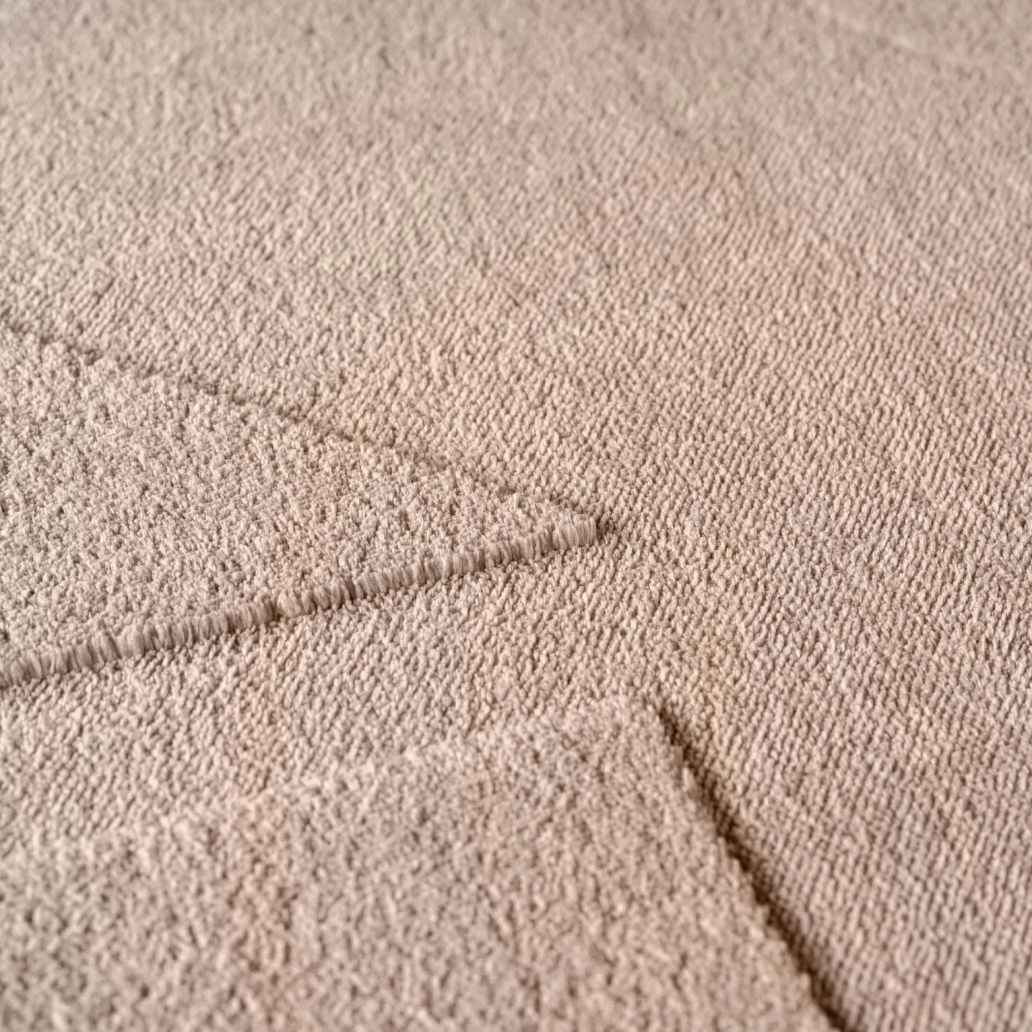 Detailaufnahme: Beiger Ayyildiz Kurzflorteppich Pompei mit 3D-Relief, moderne Teppich-Kategorie.