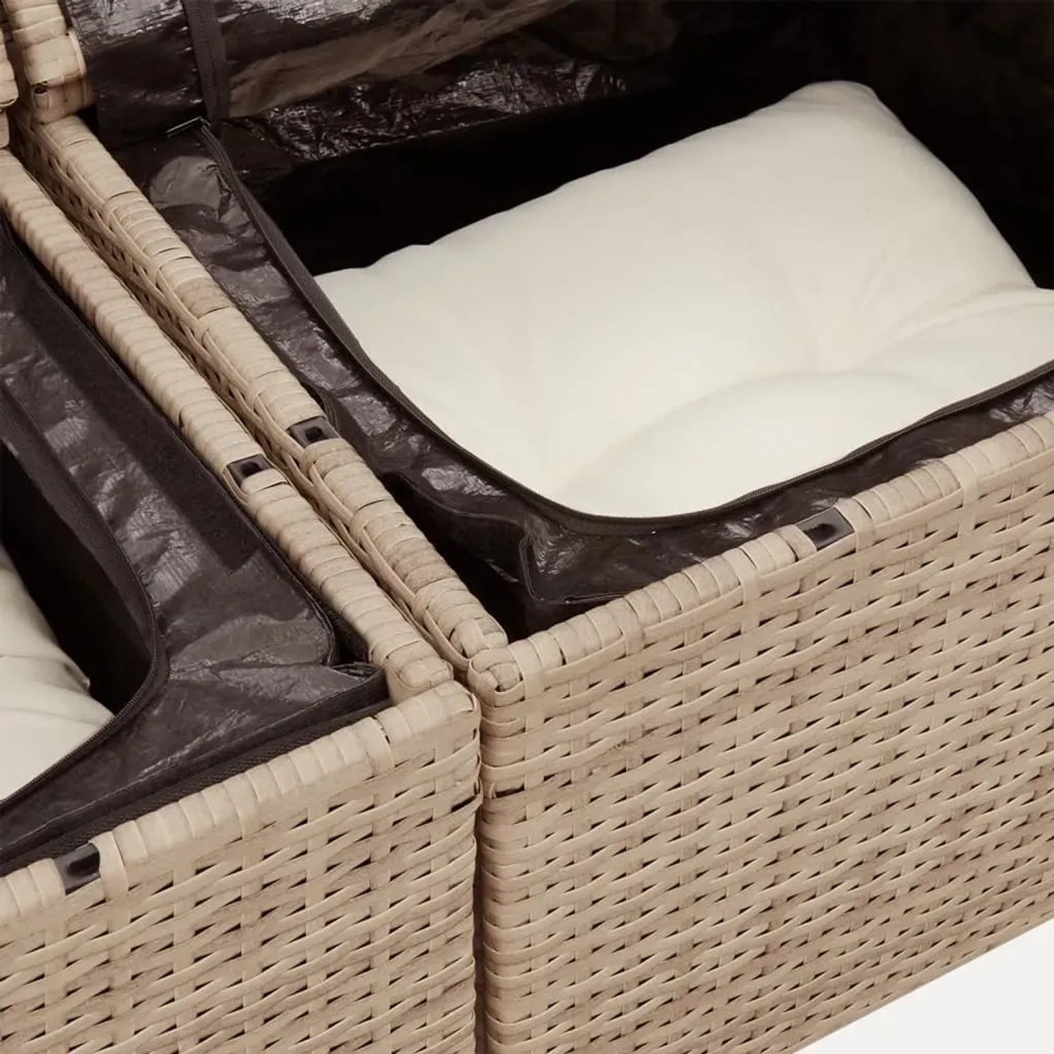 Detailansicht: Beige Poly Rattan Garten-Sofagarnitur mit Staufach und Kissen.