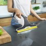 Kärcher Akku-Fensterreiniger WV 6 Plus P in Weiß-Schwarz bei der Reinigung einer dunklen Arbeitsplatte.