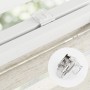 Beiges Doppelrollo mit Klemmfix-Halterung am weißen Fensterrahmen, Detailansicht des transparenten Klemmträgers für Sichtschutz.