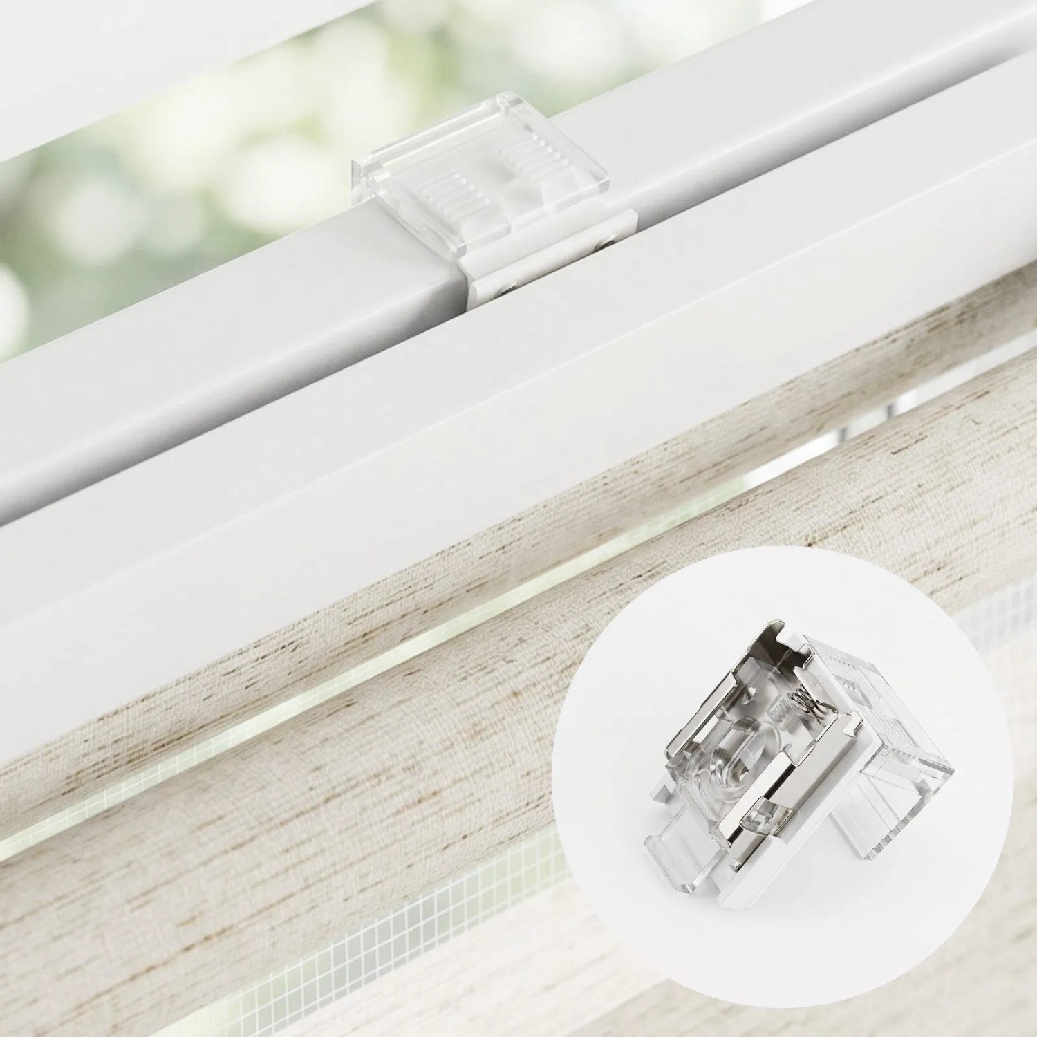 Beiges Doppelrollo mit Klemmfix-Halterung am weißen Fensterrahmen, Detailansicht des transparenten Klemmträgers für Sichtschutz.