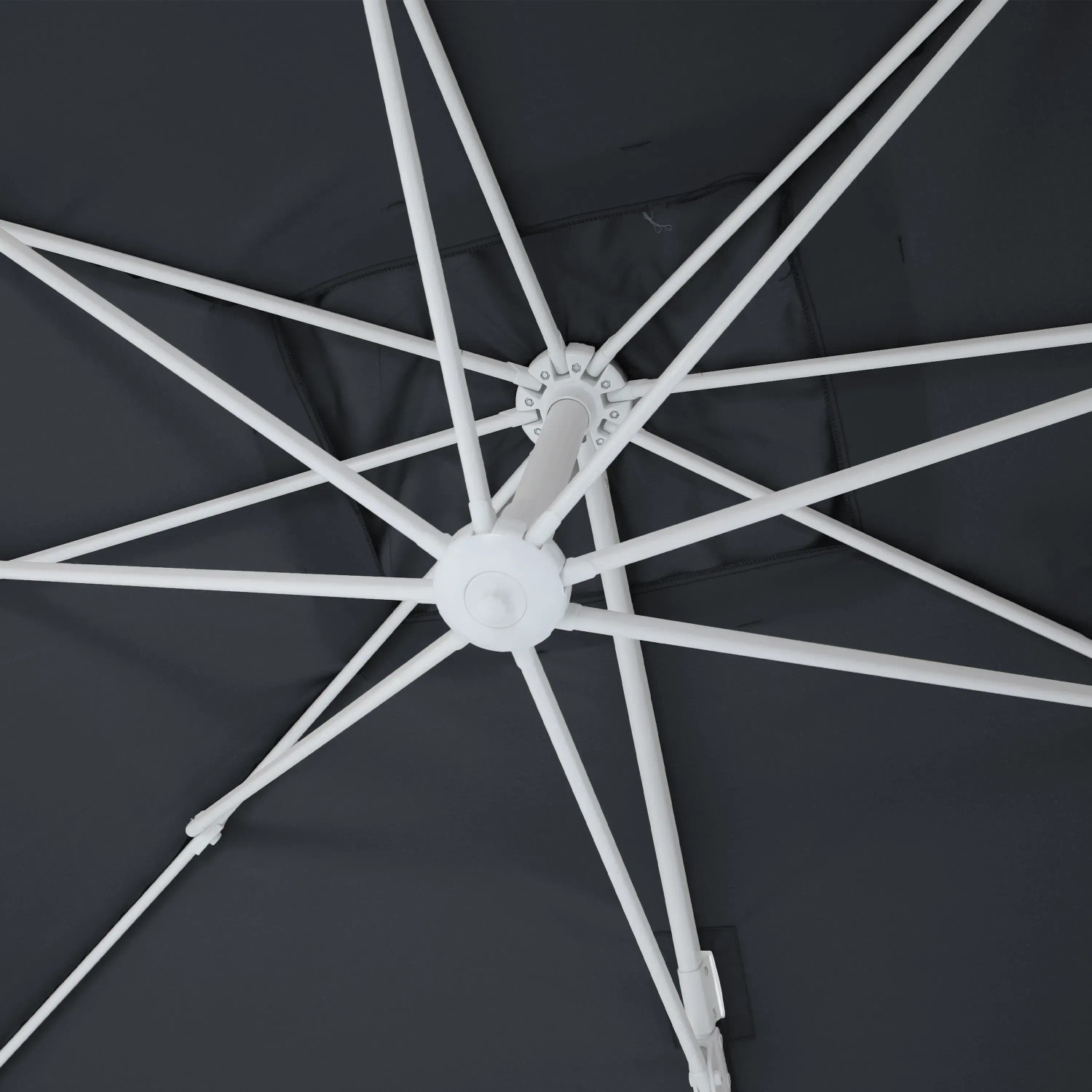 Detailaufnahme des grauen AXI Ampelschirms 300x200 cm mit weißem Gestell von unten.