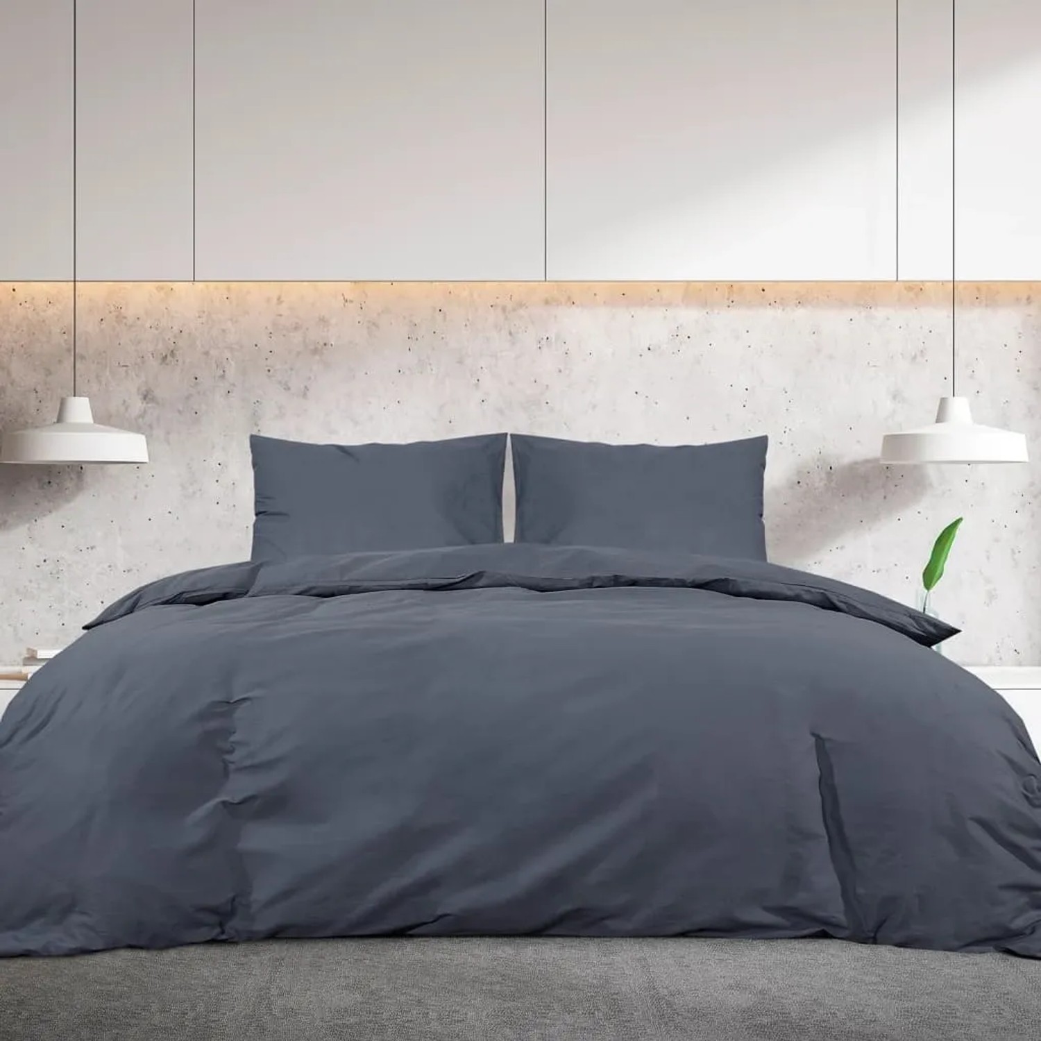 Anthrazitfarbenes Baumwoll-Bettwäsche-Set auf einem Bett im modernen Schlafzimmer. Inkl. Decken- und Kissenbezüge.