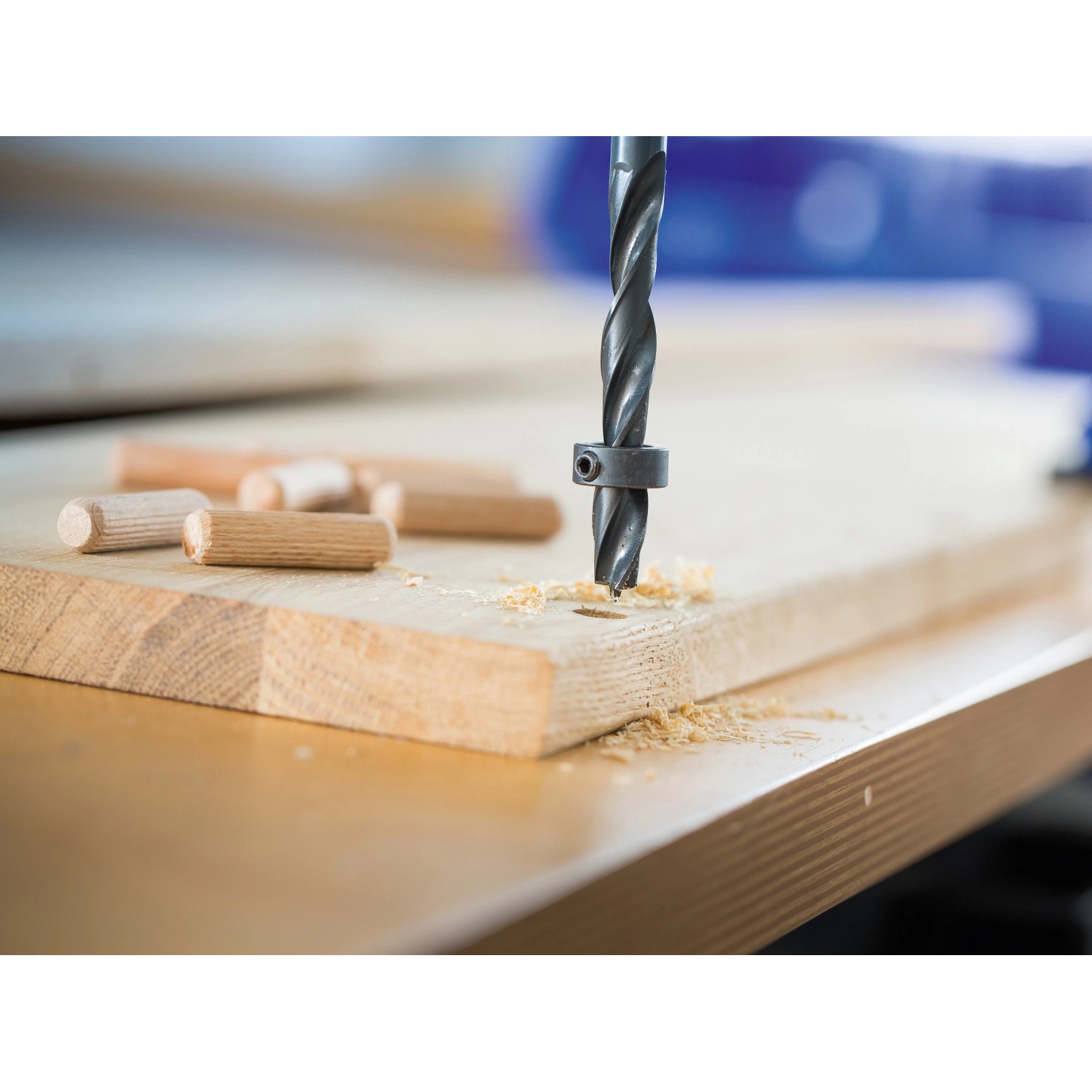 LUX Tiefenstopp-Set Classic, 3-teilig, im Einsatz: Bohrer mit Tiefenstellring bohrt in Holz.
