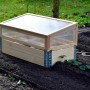 Frühbeet Pflanzbeet Größe L aus Kiefernholz mit Polycarbonat-Aufsatz im Garten.
