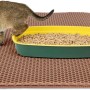 Braune KARAT Katzenstreumatte Charly mit Wabendesign und Katze am Katzenklo.