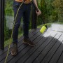 AVA Evolution P60 Hochdruckreiniger im Einsatz: Terrassenreinigung mit Schaum.