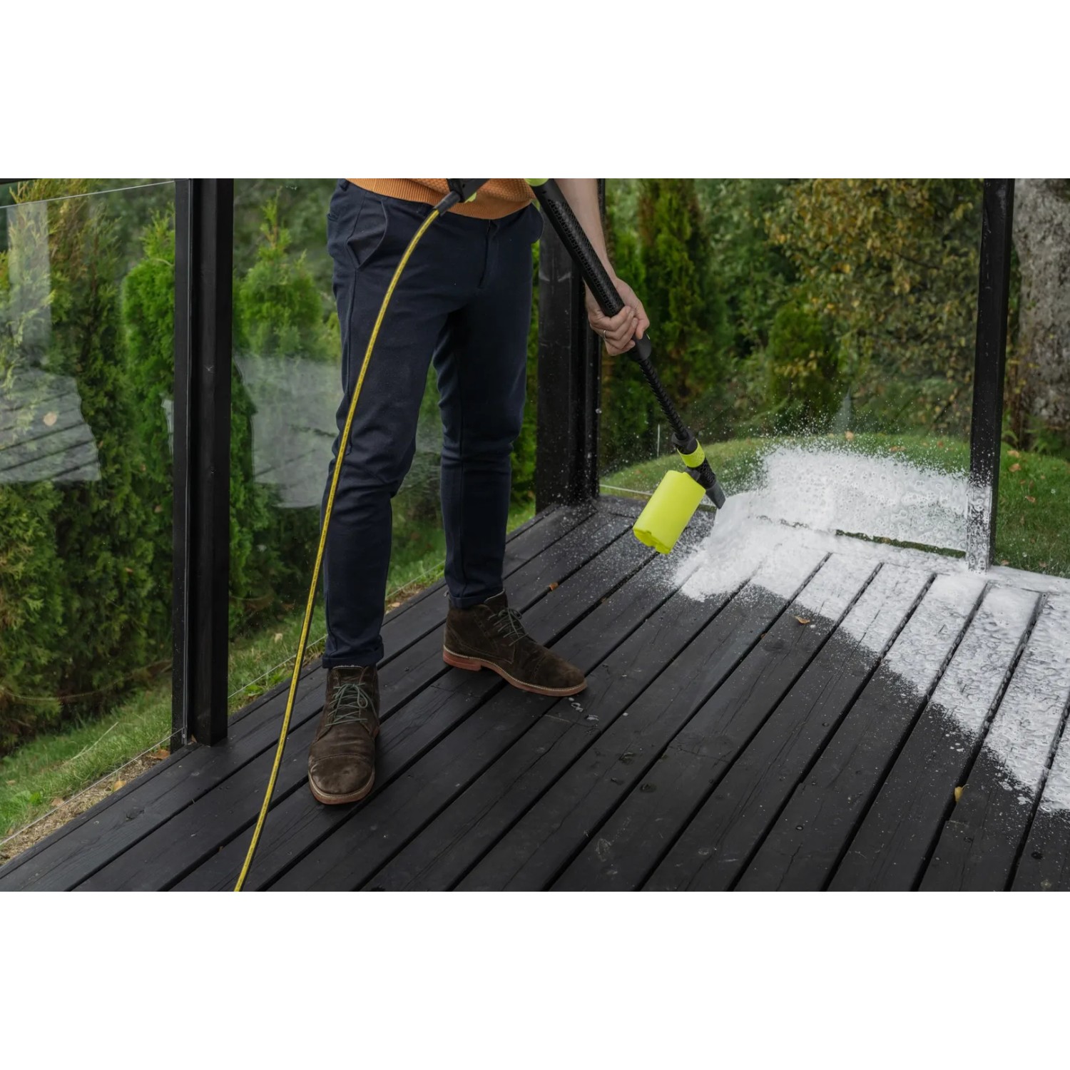 AVA Evolution P60 Hochdruckreiniger im Einsatz: Terrassenreinigung mit Schaum.