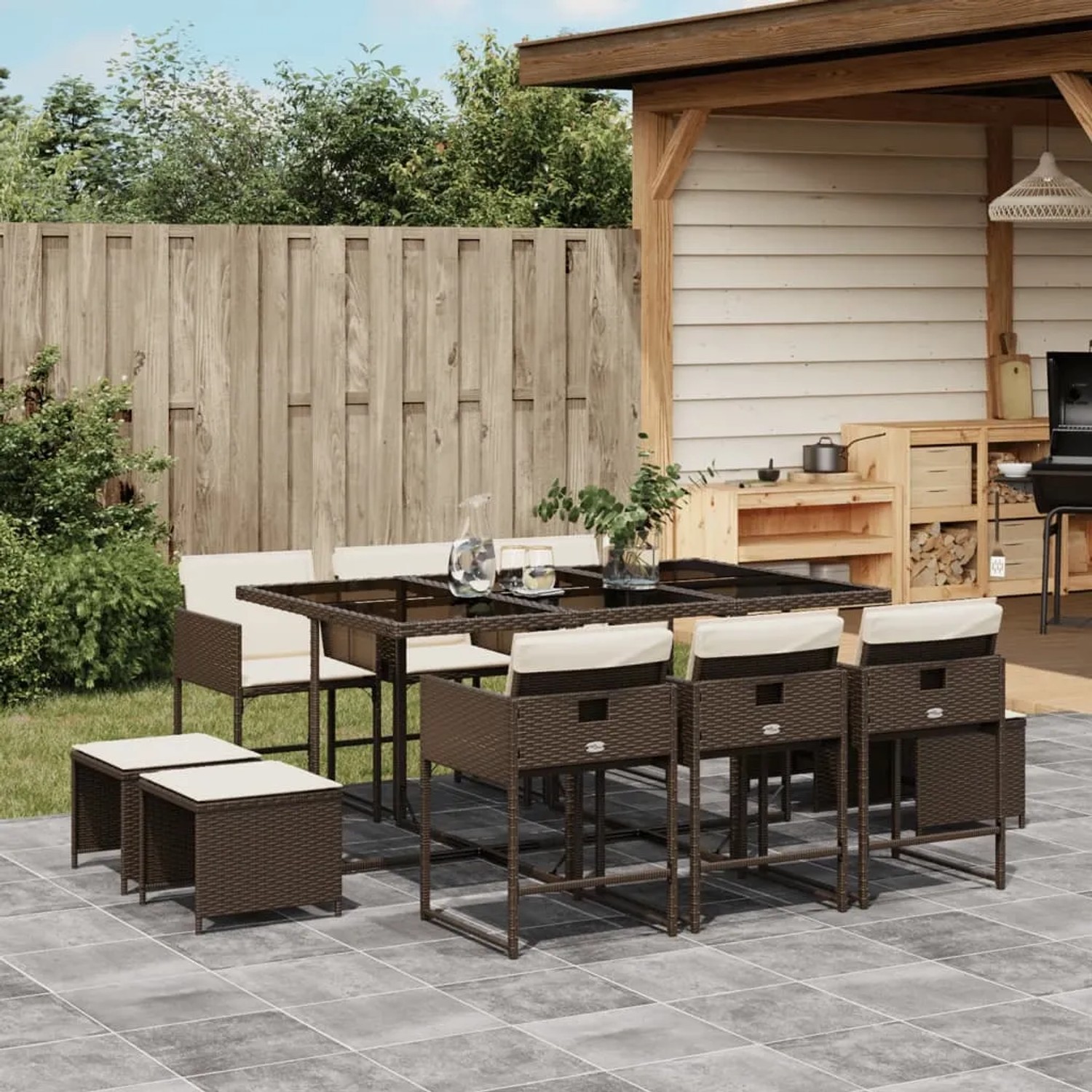 Braune 11-tlg. vidaXL Garten-Essgruppe aus Polyrattan mit Tisch, Stühlen, Hockern und cremefarbenen Kissen.