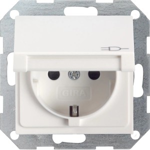 Gira Steckdose Standard55, reinweiß, mit Klappdeckel und erhöhtem Berührungsschutz.