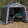 Graues Shelter Logic Metall-Gerätehaus 9 m² mit Gartentisch und Stühlen.