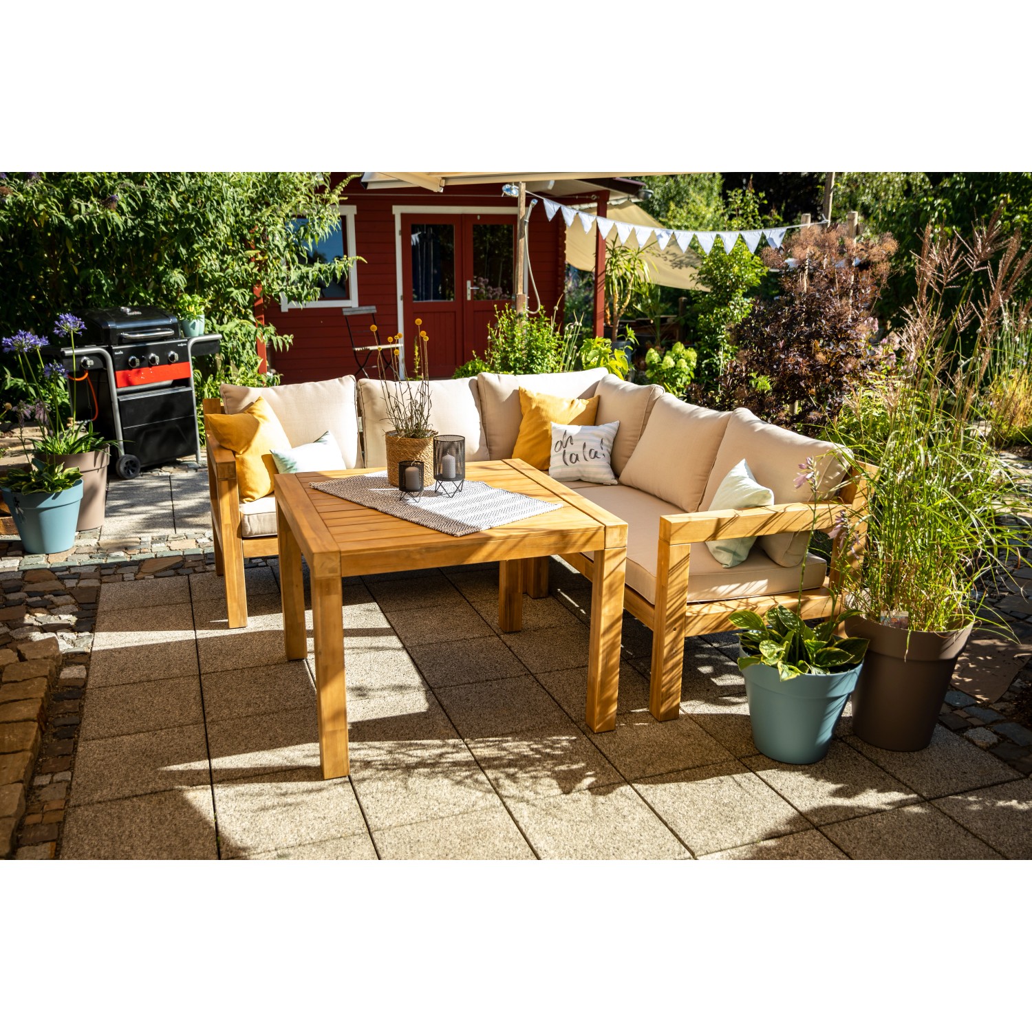 4-teiliges Lounge-Set Morenci mit Esstisch aus Akazienholz FSC® für Garten oder Terrasse.